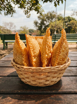 Por&ccedil;&atilde;o de Pastel Frito em Mesa R&uacute;stica de um Parque