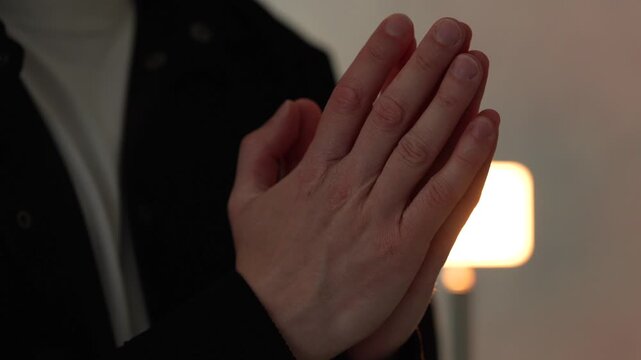 The position of the hands of a person reading a prayer.
The clasped palms of the hands during the reading of a prayer and invocation to God.