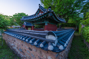 Obraz premium Traditional thatched roof houses at Naganeupseong Folk Village in Suncheon, South Korea, beautiful sunrise landscape view.