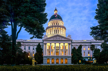 Naklejka premium California State Capitol Illuminated at Blue Hour in Sacramento