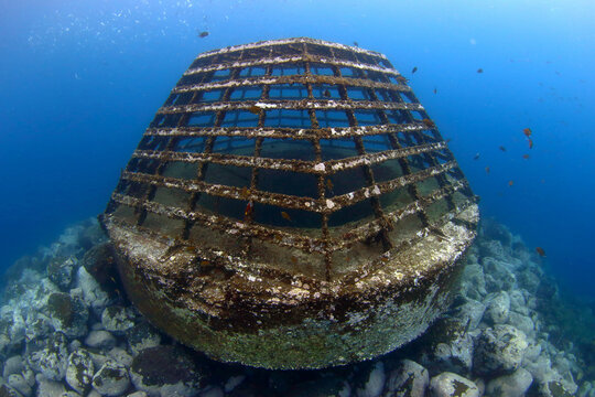 Estructura piramidal sumergida en el fondo marino