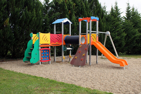 Aire de jeux collective pour enfants avec structure ludique