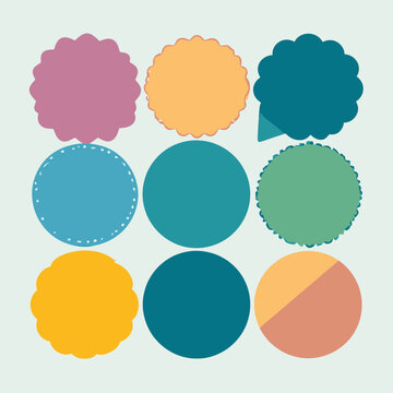 Cole&ccedil;&atilde;o de nove selos, r&oacute;tulos e distintivos vetoriais em estilo plano, com formas circulares e bordas variadas, em tons pastel sobre fundo claro.