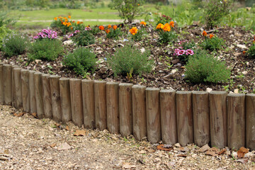 Fototapeta premium Bordure enroulée à planter flexible en bois demi-rondin