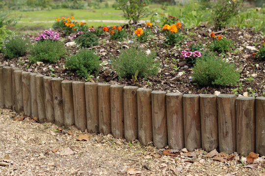 Bordure enroul&eacute;e &agrave; planter flexible en bois demi-rondin