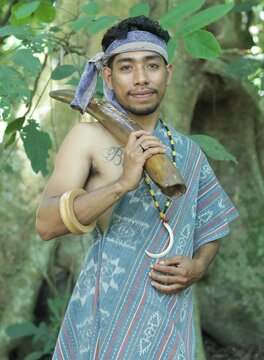 Pria mengenakan pakaian adat maumere nusa tenggara timur