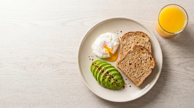 Composici&oacute;n de desayuno saludable con tostada de aguacate y jugo natural