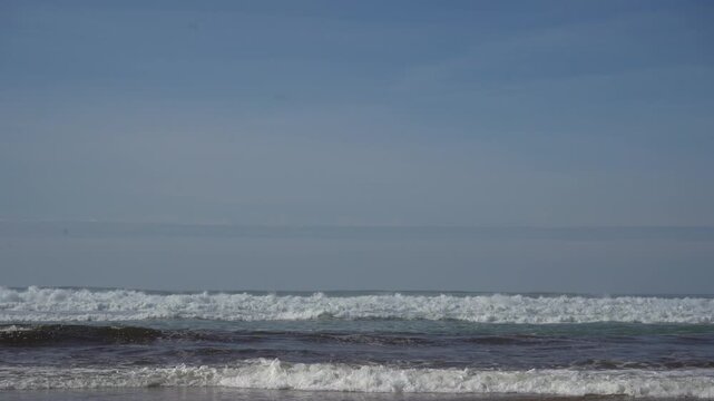 Beaux rouleaux de vagues sur la plage de Soustons dans les Landes