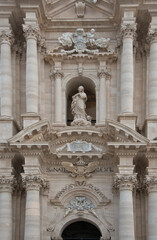 Obraz premium Facade detail of the Cathedral of Syracuse (Duomo di Siracusa) featuring the statue of the Virgin Mary, Ortigia Island, Sicily, Italy.