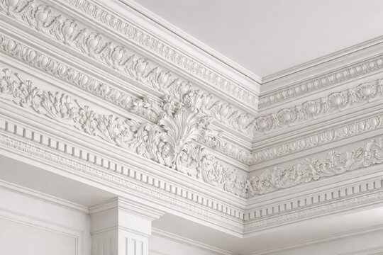 White ceiling cornice showcasing intricate crown molding patterns