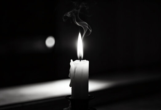 Lilin Berkelap-Kelap dalam Gelap - Foto Monokrom Sinematis