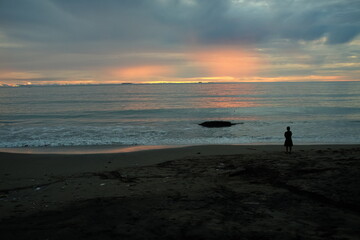 Fototapeta premium Golden Hour Silhouette on the Shore