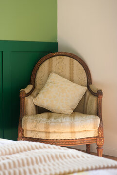 Fauteuil vintage &eacute;l&eacute;gant dans chambre lumineuse &ndash; d&eacute;coration int&eacute;rieure chaleureuse