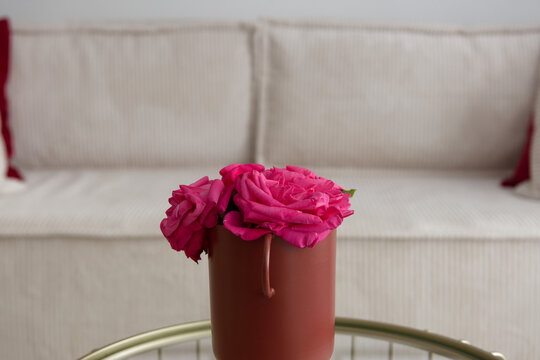 Bouquet de fleurs roses sur table basse &ndash; d&eacute;coration int&eacute;rieure &eacute;l&eacute;gante et minimaliste