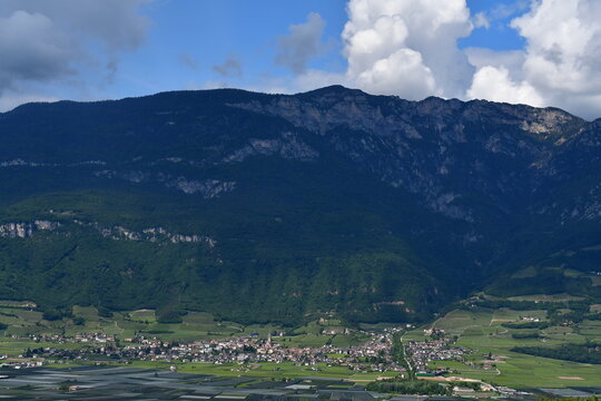 Sch&ouml;ne Landschaft in S&uuml;dtirol mit Blick nach Tramin