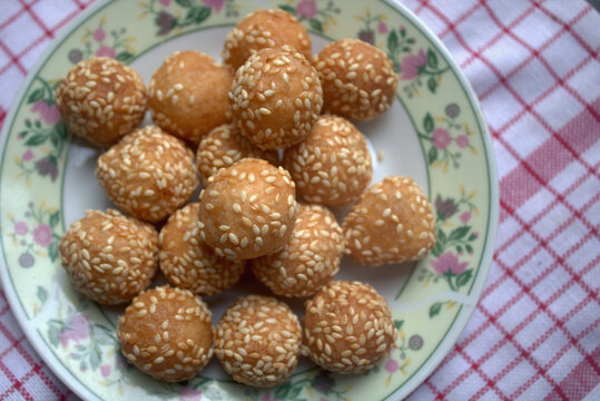 Indonesian traditional food, Onde-Onde mini, made from glutinous rice flour filled with mashed mung beans, wrapped in sesame seeds.