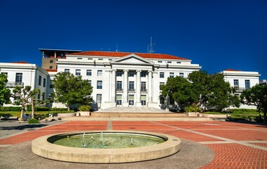 Fototapeta premium Berkeley, California - June 18, 2023: The historic neoclassical architecture of Sproul Hall on the University of California Berkeley campus featuring a stone fountain and plaza