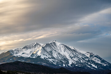 Obraz premium Mount Sopris near Carbondale, Colorado under silver gray spring sunrise cloudscape.