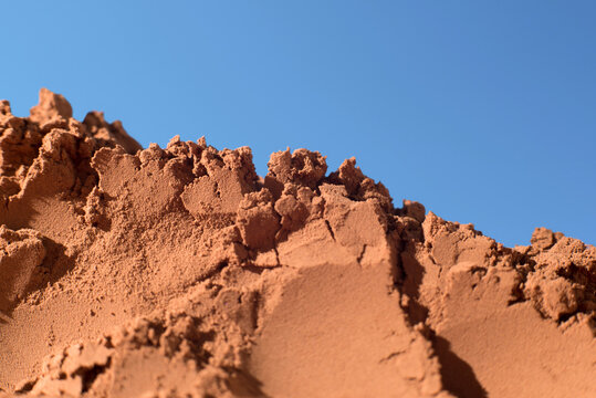 Primer plano de una monta&ntilde;a de cacao en polvo sobre fondo azul
