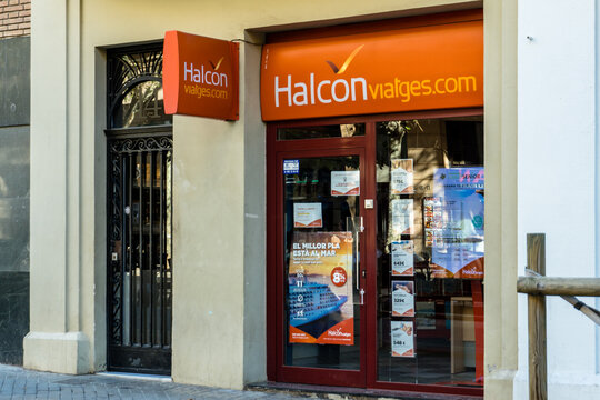 Barcelona, Espa&ntilde;a- 31 de octubre de 2021. Logo y facade Halc&oacute;n Viajes, opera l&iacute;neas a&eacute;reas como Air Europa y gestiona hoteles como Be Live Hotels y Melody Maker