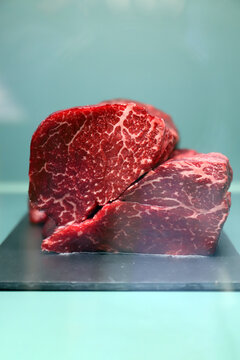 carne roja de ternera en el mercado