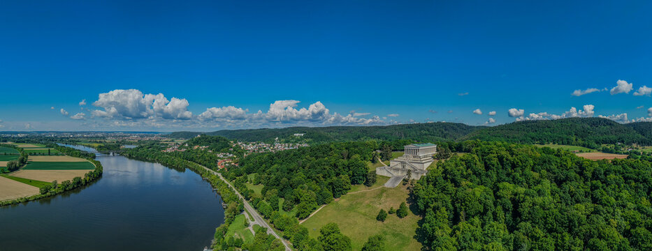 Eine Ansicht &uuml;ber die Donau und die Landschaft mit der Walhalla im Hintergrund in Deutschland