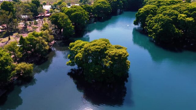  Lago de Cam&eacute;cuaro en Michoac&aacute;n desde vista de drone