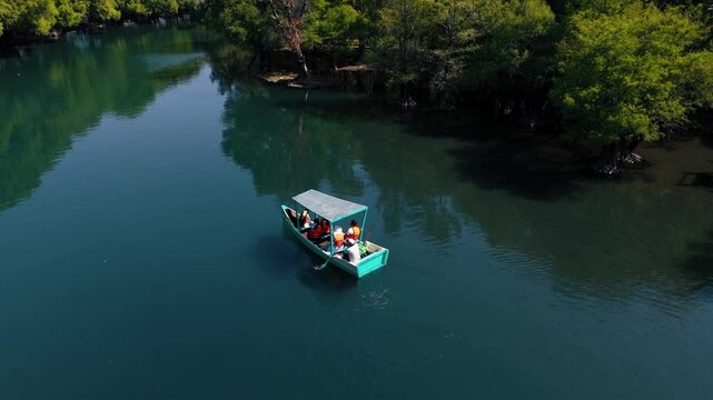  Lago de Cam&eacute;cuaro en Michoac&aacute;n desde vista de drone