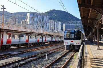 Obraz premium Train approached the platform to take up passengers at Mojiko Station.