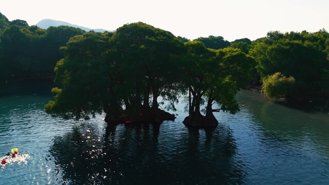 Lago de Cam&eacute;cuaro en Michoac&aacute;n desde vista de drone