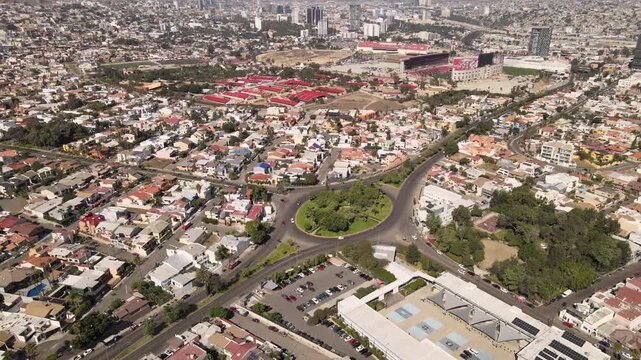 Vista a&eacute;rea de glorieta con parque urbano rodeada de zona residencial en Tijuana, Baja California, M&eacute;xico