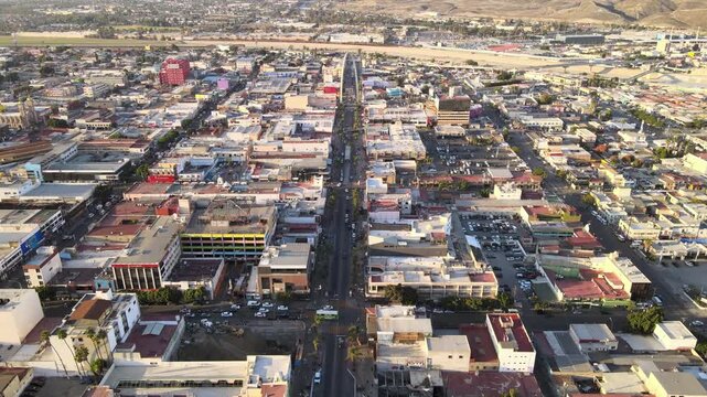 Vista a&eacute;rea Tijuana y la Avenida Revoluci&oacute;n al atardecer, Baja California, M&eacute;xico