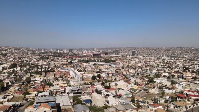 Vista a&eacute;rea de avenida emblem&aacute;tica en el centro de Tijuana al atardecer, Baja California, M&eacute;xico