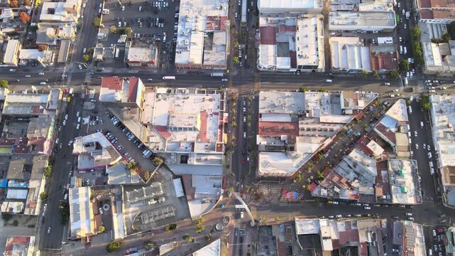 Vista a&eacute;rea de avenida emblem&aacute;tica en el centro de Tijuana al atardecer, Baja California, M&eacute;xico