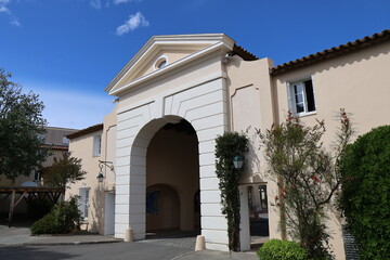 Obraz premium Bâtiment typique dans le lotissement lacustre de Port Grimaud, vue de l'extérieur, ville de Grimaud, département du Var, France