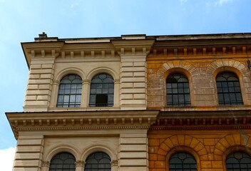 Obraz premium Elegant European building facade with arched windows and classical design