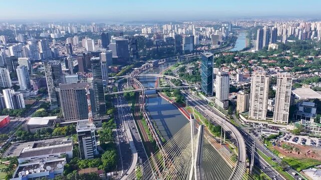 S&Atilde;O PAULO, BRASIL - MAIO 2026: Vista a&eacute;rea da ponte estaiada Octavio Frias de Oliveira e da rodovia Marginal Pinheiros com reflexo do rio.