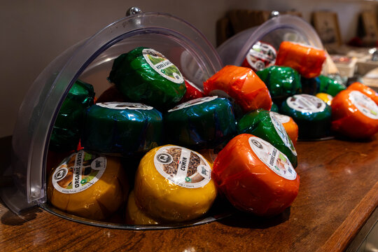 Amsterdam, Holland: verschiedene Sorten Henri Willig K&auml;se in einem Shop