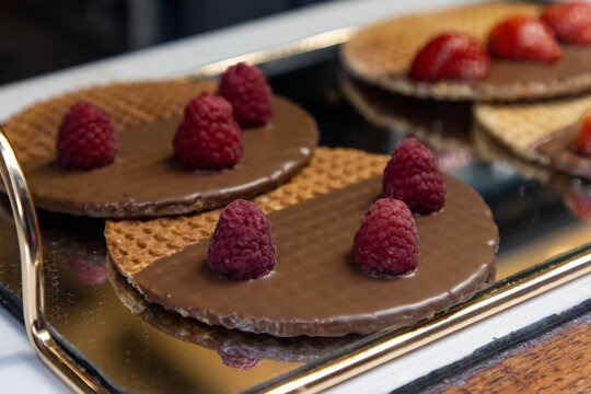Waffeln mit Schokolade und Himbeere