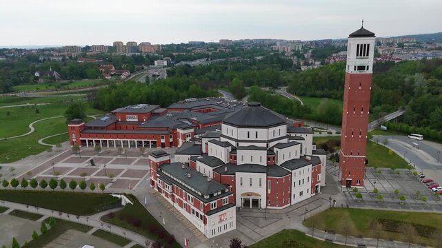 Widok na Centrum Jana Pawła II, pionowe, powolne odsłanianie obiektu