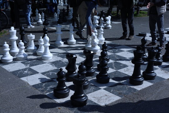 Partie d&rsquo;&eacute;checs g&eacute;ants en plein air dans un espace public, parc des bastions Gen&egrave;ve 
