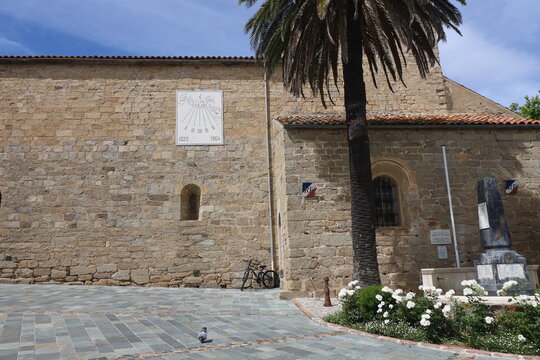 L'&eacute;glise Saint Michel, &eacute;glise de style roman proven&ccedil;al, ville de Grimaud, d&eacute;partement du Var, France