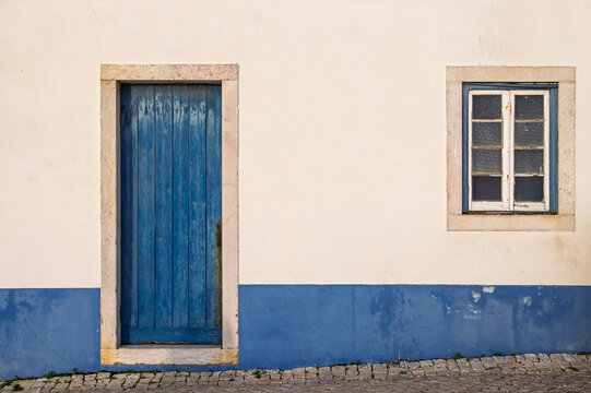 Hausfassade in blau und wei&szlig;, Ericeira, Portugal