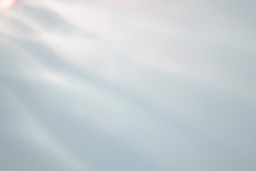 Naklejka premium Bright abstract background with a soft light leak and gentle diagonal waves in pale tones