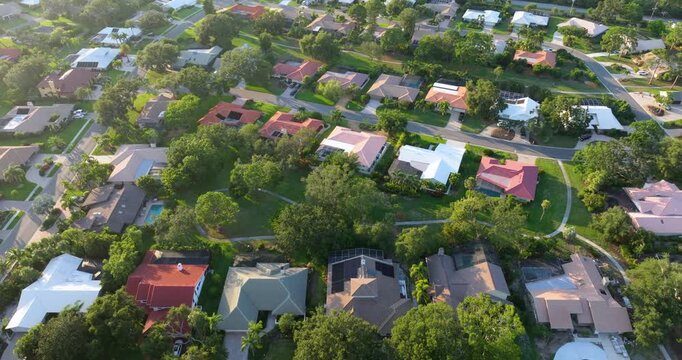 American residential community in North Port at sundown with private houses, palm trees and organized layout, representing Florida real estate market.