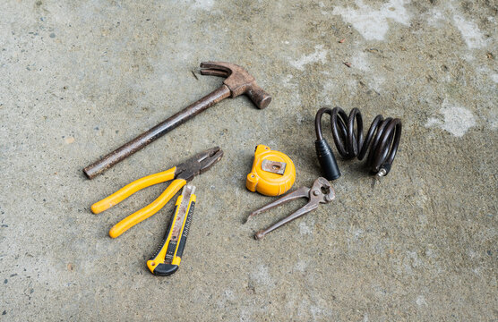 Herramientas manuales de construcci&oacute;n y reparaci&oacute;n sobre piso de concreto industrial