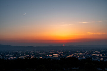 Obraz premium 富山県南砺市の閑乗寺公園から見る夕日と散居村