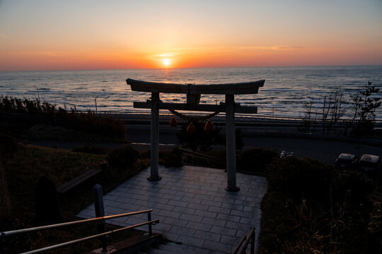石川県かほく市の白尾灯台から見る夕日と日本海