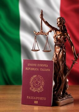 Passaporte italiano posicionado ao lado de uma est&aacute;tua da justi&ccedil;a com a bandeira da It&aacute;lia ao fundo. Conceito de cidadania italiana, assessoria jur&iacute;dica, dupla cidadania, imigra&ccedil;&atilde;o europeia e direito 