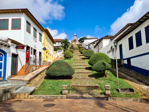 Houses and townhouses from the 18th century, with a long staircase leading to a church atop a hill in Serro, Minas Gerais, Brazil.